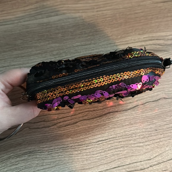 Sequined Wristlet with optional crossbody strap - Picture 2 of 4